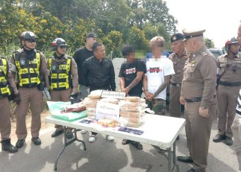 กาฬสินธุ์ตร.เมืองกาฬสินธุ์ตั้งจุดตรวจกวดขันวินัยจราจร รวบนักบินส่งยาบ้า 2 แสนเม็ด