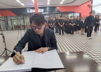 ปราจีนบุรี บริษัทท็อปรถสวยเต็นท์จำหน่ายรถมือสองนำพนักงานรวมกว่า60คนร่วมกิจกรรมน้อมรำลึกในพระมหากรุณาธิคุณ สมเด็จพระนางเจ้าสิริกิติ์ พระบรมราชินีนาถ พระบรมราชชนนีพันปีหลวง เสด็จสู่สวรรคาลัย