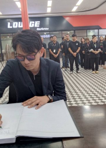 ปราจีนบุรี บริษัทท็อปรถสวยเต็นท์จำหน่ายรถมือสองนำพนักงานรวมกว่า60คนร่วมกิจกรรมน้อมรำลึกในพระมหากรุณาธิคุณ สมเด็จพระนางเจ้าสิริกิติ์ พระบรมราชินีนาถ พระบรมราชชนนีพันปีหลวง เสด็จสู่สวรรคาลัย