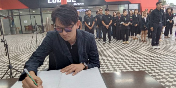 ปราจีนบุรี บริษัทท็อปรถสวยเต็นท์จำหน่ายรถมือสองนำพนักงานรวมกว่า60คนร่วมกิจกรรมน้อมรำลึกในพระมหากรุณาธิคุณ สมเด็จพระนางเจ้าสิริกิติ์ พระบรมราชินีนาถ พระบรมราชชนนีพันปีหลวง เสด็จสู่สวรรคาลัย