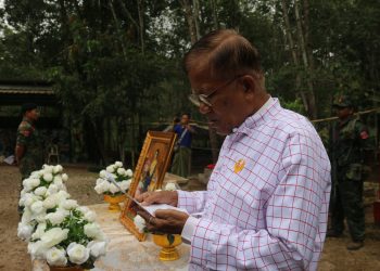 กาญจนบุรี - พรรครัฐมอญใหม่จัดพิธีไว้อาลัยต่อการเสด็จสวรรคตของ สมเด็จพระนางเจ้าสิริกิตต์ พระบรมราชินีนาถ พระบรมราชชนนีพันปีหลวง สั่งลดธงครึ่งเสาในสถานที่ราชการ ชุมชน พร้อมส่งสาสน์แสดงความเสียใจ 33 กาญจนบุรี – พรรครัฐมอญใหม่จัดพิธีไว้อาลัยต่อการเสด็จสวรรคตของ สมเด็จพระนางเจ้าสิริกิตต์ พระบรมราชินีนาถ พระบรมราชชนนีพันปีหลวง สั่งลดธงครึ่งเสาในสถานที่ราชการ ชุมชน พร้อมส่งสาสน์แสดงความเสียใจ