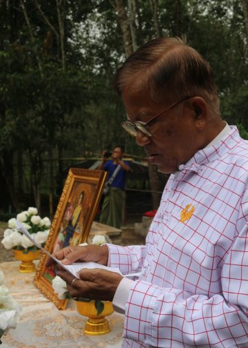 กาญจนบุรี – พรรครัฐมอญใหม่จัดพิธีไว้อาลัยต่อการเสด็จสวรรคตของ สมเด็จพระนางเจ้าสิริกิตต์ พระบรมราชินีนาถ พระบรมราชชนนีพันปีหลวง สั่งลดธงครึ่งเสาในสถานที่ราชการ ชุมชน พร้อมส่งสาสน์แสดงความเสียใจ