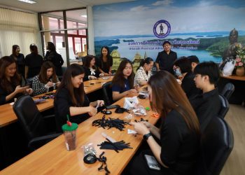 อบจ.อุตรดิตถ์ ร่วมจัดทำริบบิ้นสีดำถวายความอาลัยแจกจ่ายประชาชน