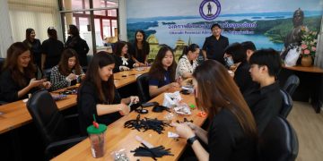 อบจ.อุตรดิตถ์ ร่วมจัดทำริบบิ้นสีดำถวายความอาลัยแจกจ่ายประชาชน