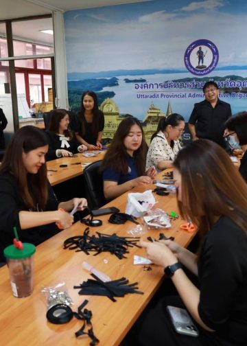 อบจ.อุตรดิตถ์ ร่วมจัดทำริบบิ้นสีดำถวายความอาลัยแจกจ่ายประชาชน