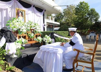 เทศบาลตำบลสองจัดพิธีลงนามถวายความอาลัยแด่ สมเด็จพระนางเจ้าสิริกิติ์ พระบรมราชินีนาถ พระบรมราชชนนีพันปีหลวง 17 เทศบาลตำบลสองจัดพิธีลงนามถวายความอาลัยแด่ สมเด็จพระนางเจ้าสิริกิติ์ พระบรมราชินีนาถ พระบรมราชชนนีพันปีหลวง