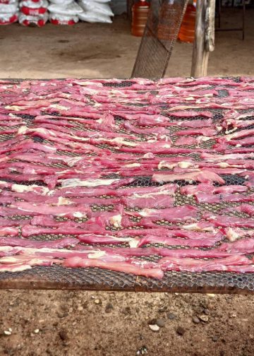 สกลนคร เนื้อแดดเดียว หนังเค็มแม่นี สุดยอดความอร่อยขายดีหน้าหนาว 14 สกลนคร เนื้อแดดเดียว หนังเค็มแม่นี สุดยอดความอร่อยขายดีหน้าหนาว