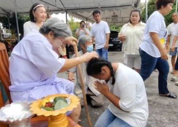 นครนายก – ชาวบ้านนำเทียนมาทำพิธีล้างสิ่งไม่ดีเสริมดวงชะตาให้กับชีวิตไม่พลาดส่องเลขเด็ด