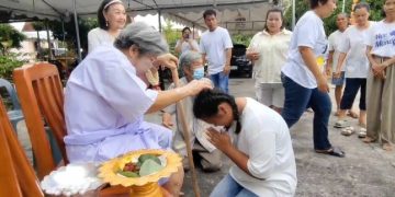 นครนายก - ชาวบ้านนำเทียนมาทำพิธีล้างสิ่งไม่ดีเสริมดวงชะตาให้กับชีวิตไม่พลาดส่องเลขเด็ด 32 นครนายก – ชาวบ้านนำเทียนมาทำพิธีล้างสิ่งไม่ดีเสริมดวงชะตาให้กับชีวิตไม่พลาดส่องเลขเด็ด