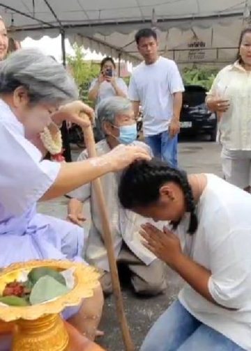 นครนายก – ชาวบ้านนำเทียนมาทำพิธีล้างสิ่งไม่ดีเสริมดวงชะตาให้กับชีวิตไม่พลาดส่องเลขเด็ด