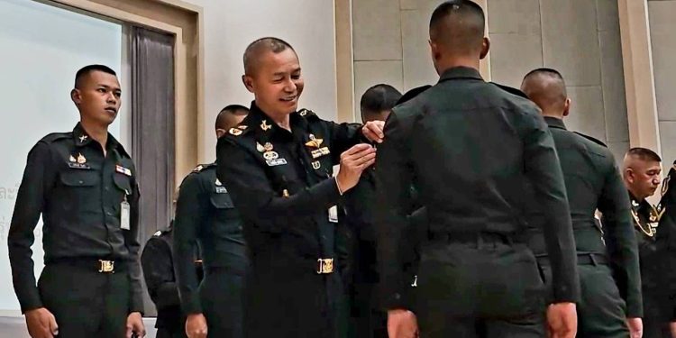 จังหวัดลพบุรี ทหารปืนใหญ่จัดพิธีประดับยศนักเรียนนายสิบอย่างสมเกียรติ 12 จังหวัดลพบุรี ทหารปืนใหญ่จัดพิธีประดับยศนักเรียนนายสิบอย่างสมเกียรติ