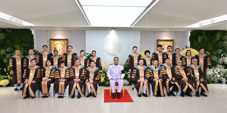 นครปฐม องคมนตรี เป็นผู้แทนพระองค์ ไปในพิธีพระราชทานปริญญาบัตรแก่ผู้สำเร็จการศึกษาจากมหาวิทยาลัยราชภัฏเขตภาคกลางและมหาวิทยาลัยสวนดุสิต ประจำปีการศึกษา 2566 วันที่ห้า เป็นวันสุดท้าย ณ มหาวิทยาลัยราชภัฏนครปฐม