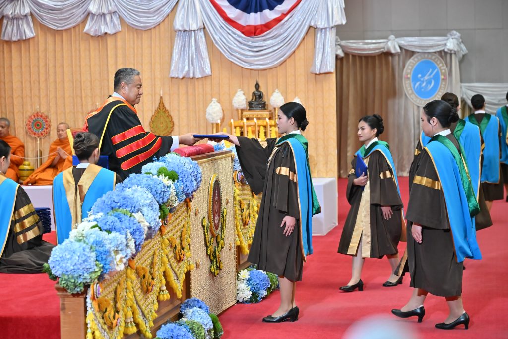 นครปฐม องคมนตรี เป็นผู้แทนพระองค์ ไปในพิธีพระราชทานปริญญาบัตรแก่ผู้สำเร็จการศึกษาจากมหาวิทยาลัยราชภัฏเขตภาคกลางและมหาวิทยาลัยสวนดุสิต ประจำปีการศึกษา 2566 วันที่ห้า เป็นวันสุดท้าย ณ มหาวิทยาลัยราชภัฏนครปฐม 13 Talknews Online