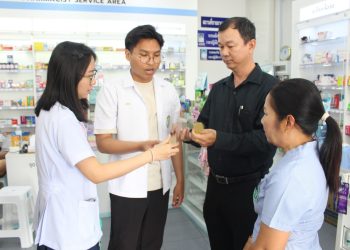 สาธารณสุขอำเภอเบตงร่วมกับงานคุ้มครองผู้บริโภค กลุ่มงานเวชกรรมสังคม โรงพยาบาลเบตงออกตรวจยาดมสมุนไพรยี่ห้อดัง