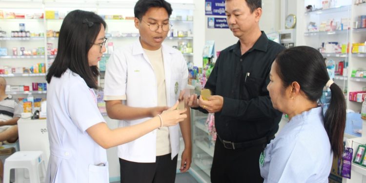 สาธารณสุขอำเภอเบตงร่วมกับงานคุ้มครองผู้บริโภค กลุ่มงานเวชกรรมสังคม โรงพยาบาลเบตงออกตรวจยาดมสมุนไพรยี่ห้อดัง