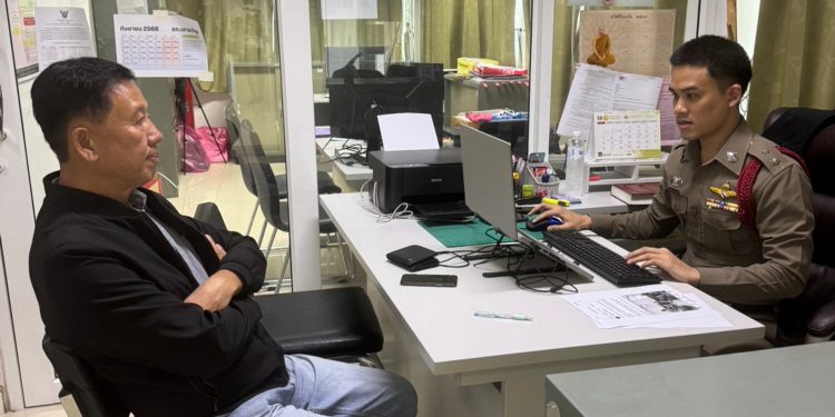 กาญจนบุรี – มท.3 โร่ขึ้นโรงพัก แจ้งความดำเนินคดีณัฐวุฒิ ใสเกื้อ ข้อหาหมิ่นประมาท ปมนำภาพขณะนั่งรอลูกสาวหาเสียงที่อำเภอบ่อพลอยไปโพสต์