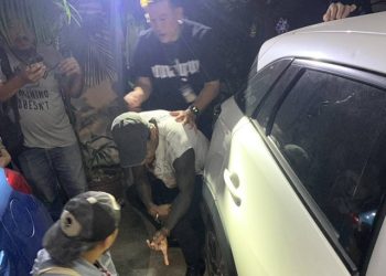 ไม่รอด ตม.แท็กทีม ป.ป.ส. ปิดเกมส์พ่อค้ายาข้ามชาติผิวสี หนีหมายจับตำรวจสากล ลอบส่งยาเสพติดเกือบ 20 กก.จำหน่ายในเกาหลีใต้ บุกค้นห้องพบยาเสพติด พร้อมอาวุธปืน 3 กระบอก