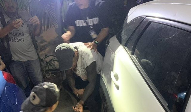 ไม่รอด ตม.แท็กทีม ป.ป.ส. ปิดเกมส์พ่อค้ายาข้ามชาติผิวสี หนีหมายจับตำรวจสากล ลอบส่งยาเสพติดเกือบ 20 กก.จำหน่ายในเกาหลีใต้ บุกค้นห้องพบยาเสพติด พร้อมอาวุธปืน 3 กระบอก