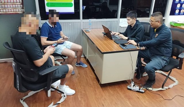 สตม.รวบหนุ่มแดนฝอยทอง สแกมเมอร์ระดับโลก หลังก่อคดีฉ้อโกงคริปโตฯ และบัตรเครดิต มูลค่าความเสียหายเกือบ 2 หมื่นล้าน หนีกบดานหลายทวีป ก่อนจนมุมคาห้างดัง กลางกรุงเทพฯ 12 สตม.รวบหนุ่มแดนฝอยทอง สแกมเมอร์ระดับโลก หลังก่อคดีฉ้อโกงคริปโตฯ และบัตรเครดิต มูลค่าความเสียหายเกือบ 2 หมื่นล้าน หนีกบดานหลายทวีป ก่อนจนมุมคาห้างดัง กลางกรุงเทพฯ