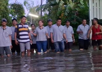 ปทุมธานี น้ำท่วมทะลักชุมชนหน้าวัดบางหลวงผู้สื่อข่าวรายงานว่า