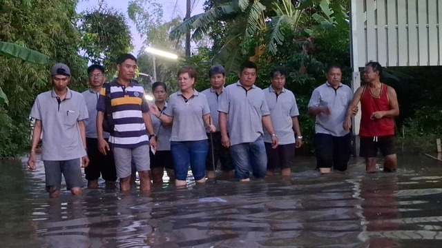 ปทุมธานี น้ำท่วมทะลักชุมชนหน้าวัดบางหลวงผู้สื่อข่าวรายงานว่า 12 ปทุมธานี น้ำท่วมทะลักชุมชนหน้าวัดบางหลวงผู้สื่อข่าวรายงานว่า