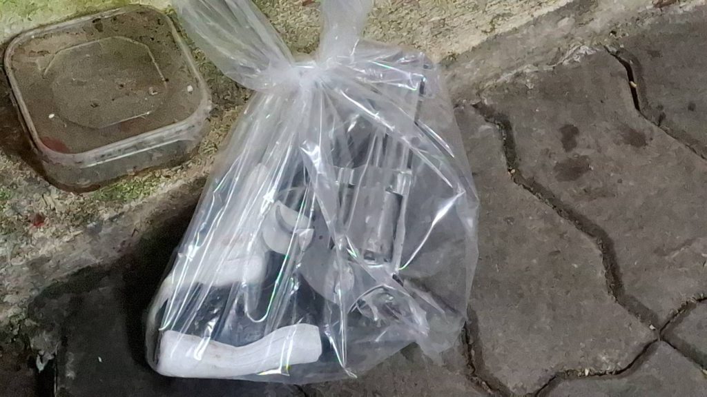 ปู่เครียดคว้าปืนจ่อยิงขมับตัวเองดับ แค่เรื่องหลานไม่อาบน้ำ 13 Talknews Online