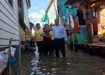 ปทุมธานี ผู้ว่าฯเป็นห่วงชาวบ้านริมแม่น้ำ ควงนายกเจี๊ยบ ลงชุมชนหน้าวัดบางหลวง
