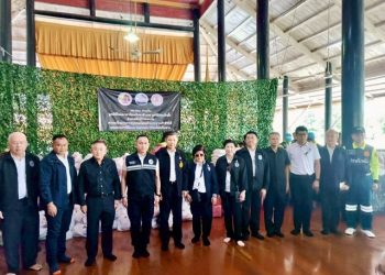 “กอ.รมน. จับมือมูลนิธิไทยอาสาป้องกันชาติ – มูลนิธิป่อเต็กตึ๊ง ส่งธารน้ำใจหลั่งไหลช่วยผู้ประสบภัยน้ำท่วมอ่างทอง แจกสิ่งของบรรเทาทุกข์ถึงมือประชาชน” เพื่อถวายเป็นพระราชกุศล สมเด็จพระนางเจ้าสิริกิติ์ พระบรมราชินีนาถ พระบรมราชชนนีพันปีหลวง 17 “กอ.รมน. จับมือมูลนิธิไทยอาสาป้องกันชาติ – มูลนิธิป่อเต็กตึ๊ง ส่งธารน้ำใจหลั่งไหลช่วยผู้ประสบภัยน้ำท่วมอ่างทอง แจกสิ่งของบรรเทาทุกข์ถึงมือประชาชน” เพื่อถวายเป็นพระราชกุศล สมเด็จพระนางเจ้าสิริกิติ์ พระบรมราชินีนาถ พระบรมราชชนนีพันปีหลวง