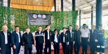 “กอ.รมน. จับมือมูลนิธิไทยอาสาป้องกันชาติ – มูลนิธิป่อเต็กตึ๊ง ส่งธารน้ำใจหลั่งไหลช่วยผู้ประสบภัยน้ำท่วมอ่างทอง แจกสิ่งของบรรเทาทุกข์ถึงมือประชาชน” เพื่อถวายเป็นพระราชกุศล สมเด็จพระนางเจ้าสิริกิติ์ พระบรมราชินีนาถ พระบรมราชชนนีพันปีหลวง 31 “กอ.รมน. จับมือมูลนิธิไทยอาสาป้องกันชาติ – มูลนิธิป่อเต็กตึ๊ง ส่งธารน้ำใจหลั่งไหลช่วยผู้ประสบภัยน้ำท่วมอ่างทอง แจกสิ่งของบรรเทาทุกข์ถึงมือประชาชน” เพื่อถวายเป็นพระราชกุศล สมเด็จพระนางเจ้าสิริกิติ์ พระบรมราชินีนาถ พระบรมราชชนนีพันปีหลวง