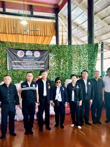 “กอ.รมน. จับมือมูลนิธิไทยอาสาป้องกันชาติ – มูลนิธิป่อเต็กตึ๊ง ส่งธารน้ำใจหลั่งไหลช่วยผู้ประสบภัยน้ำท่วมอ่างทอง แจกสิ่งของบรรเทาทุกข์ถึงมือประชาชน” เพื่อถวายเป็นพระราชกุศล สมเด็จพระนางเจ้าสิริกิติ์ พระบรมราชินีนาถ พระบรมราชชนนีพันปีหลวง