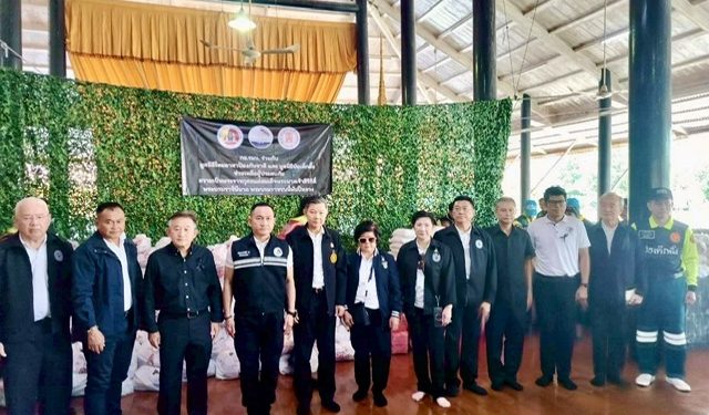 “กอ.รมน. จับมือมูลนิธิไทยอาสาป้องกันชาติ – มูลนิธิป่อเต็กตึ๊ง ส่งธารน้ำใจหลั่งไหลช่วยผู้ประสบภัยน้ำท่วมอ่างทอง แจกสิ่งของบรรเทาทุกข์ถึงมือประชาชน” เพื่อถวายเป็นพระราชกุศล สมเด็จพระนางเจ้าสิริกิติ์ พระบรมราชินีนาถ พระบรมราชชนนีพันปีหลวง