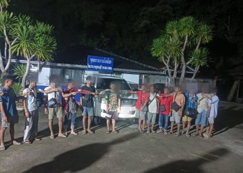 กาญจนบุรี – ขบวนการเริ่มปรับแผนกระจายเป็นกองทัพมด ขนต่างด้าวชายแดนกาญจน์ ไม่หยุดจริงๆ!! ตม.กาญจน์ ทหาร ตำรวจ ฝ่ายปกครอง รวบแก๊งขนแรงงานเถื่อนคาด่านรถยนต์ 4 คัน คนขับ 4 คน แรงงาน 42 คน สารภาพไปทำงานที่สมุทรสาคร เสียค่าหัวคนละ 12,000 บาท ส่วนคนขับได้ค่าจ้างคนละ 9,000