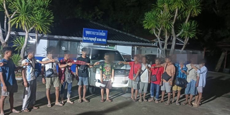 กาญจนบุรี – ขบวนการเริ่มปรับแผนกระจายเป็นกองทัพมด ขนต่างด้าวชายแดนกาญจน์ ไม่หยุดจริงๆ!! ตม.กาญจน์ ทหาร ตำรวจ ฝ่ายปกครอง รวบแก๊งขนแรงงานเถื่อนคาด่านรถยนต์ 4 คัน คนขับ 4 คน แรงงาน 42 คน สารภาพไปทำงานที่สมุทรสาคร เสียค่าหัวคนละ 12,000 บาท ส่วนคนขับได้ค่าจ้างคนละ 9,000