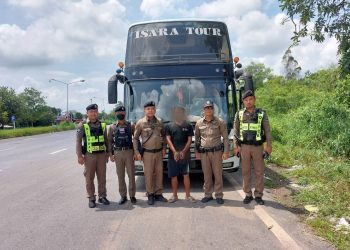 ปราจีนบุรี ตำรวจทางหลวงปราจีน-สระแก้ว รวบหนุ่มลักบัสนายจ้าง ขับหนีข้ามจังหวัดมาจับได้ที่ปราจีนฯ
