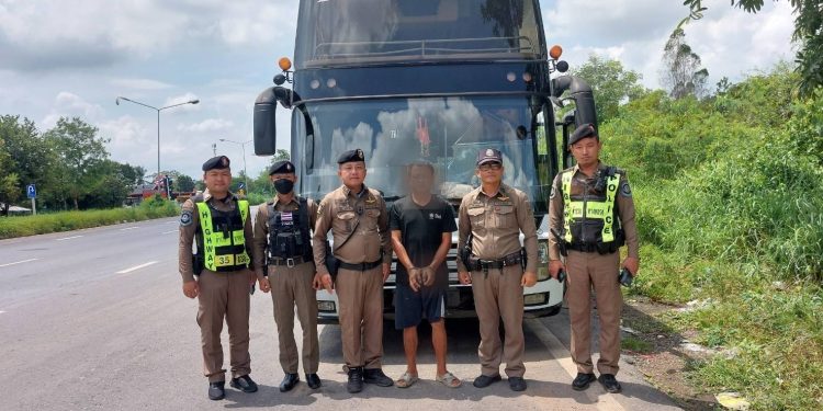 ปราจีนบุรี ตำรวจทางหลวงปราจีน-สระแก้ว รวบหนุ่มลักบัสนายจ้าง ขับหนีข้ามจังหวัดมาจับได้ที่ปราจีนฯ