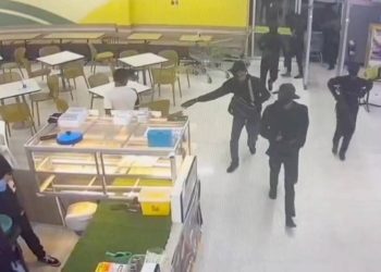 นราธิวาส คนร้ายบุกปล้นร้านทองในห้างดัง สาขาสุไหงโก-ลก วางวัตถุต้องสงสัยและโปรยเรือใบสกัดกั้นการติดตาม