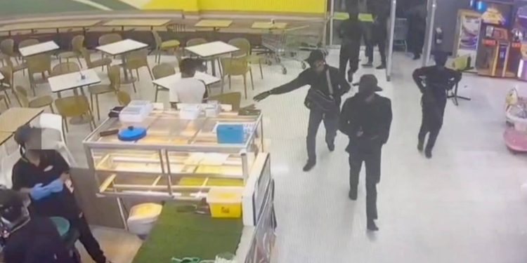 นราธิวาส คนร้ายบุกปล้นร้านทองในห้างดัง สาขาสุไหงโก-ลก วางวัตถุต้องสงสัยและโปรยเรือใบสกัดกั้นการติดตาม