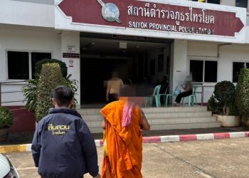 กาญจนบุรี – เพจต้นอ้อ เป็นหนึ่ง โพสต์คลิป เจ้าอาวาสวัดดัง ทำร้ายพระลูกวัด ล่าสุด ตำรวจได้นิมนต์ขึ้นโรงพักรับทราบข้อกล่าวหา ส่วนรองเจ้าอาวาสและพระลูกวัด เผ่นหนีไปแล้ว