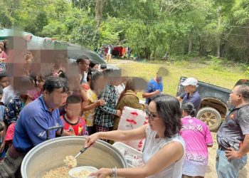 กาญจนบุรี – สถานการณ์ชายแดนกาญจน์ เริ่มเข้าสู่สภาวะปกติ จนท.ร่วมใจประกอบอาหารเลี้ยงตามหลักมนุษยธรรม คาดผู้อพยพกลับวันนี้