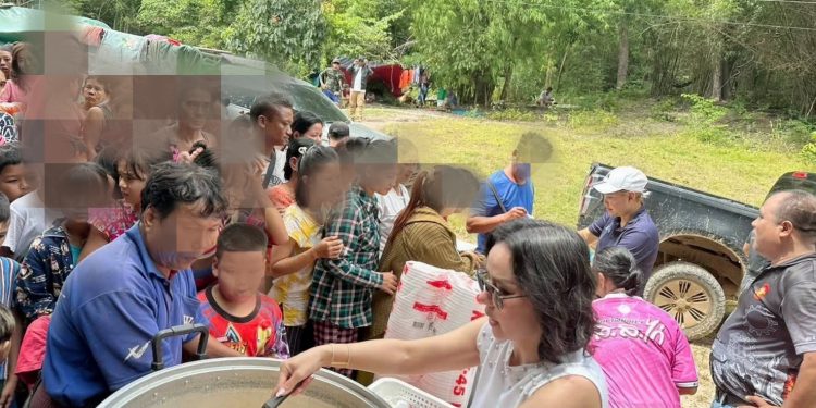 กาญจนบุรี – สถานการณ์ชายแดนกาญจน์ เริ่มเข้าสู่สภาวะปกติ จนท.ร่วมใจประกอบอาหารเลี้ยงตามหลักมนุษยธรรม คาดผู้อพยพกลับวันนี้