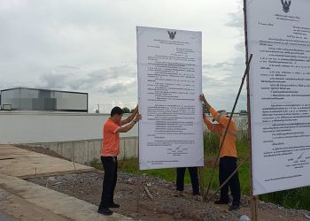 ปราจีนบุรี ติดป้ายระงับก่อสร้างอาคารโรงงานไม่ได้รับอนุญาต