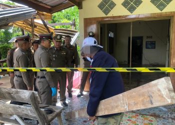 กาฬสินธุ์ ตร.คุมตัวพ่อเลี้ยงโหดทุบหัวหนุ่มอาการทางจิตทำแผน ผู้การสั่งขยายผลตามเครือข่ายยาบ้า