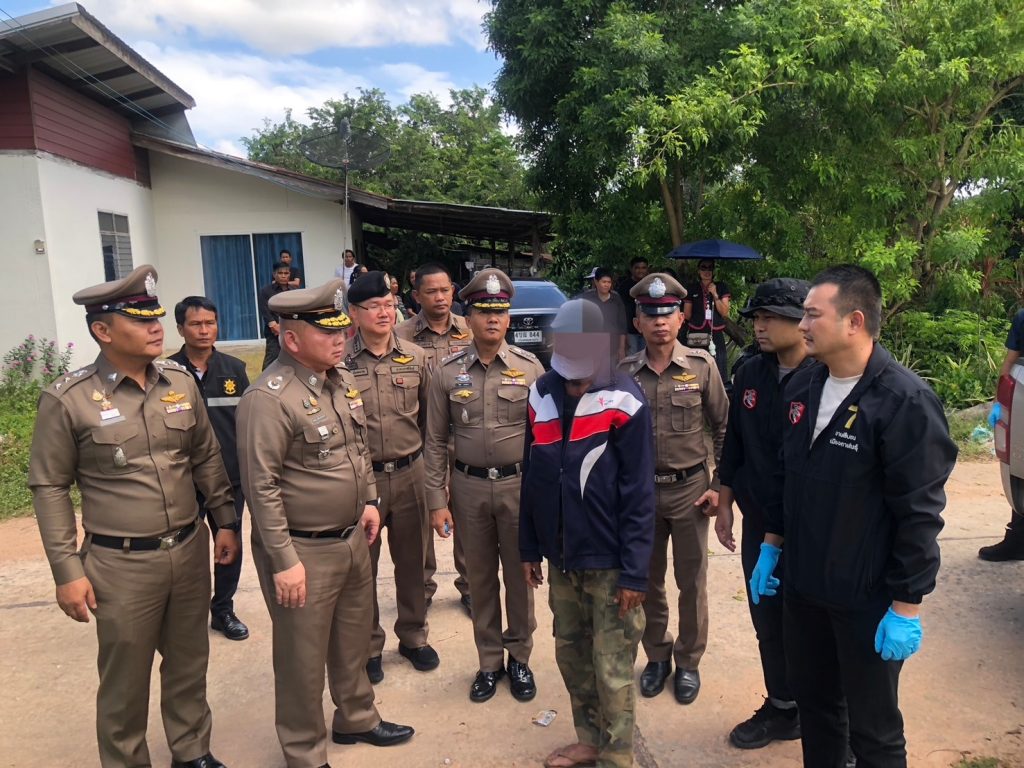 กาฬสินธุ์ ตร.คุมตัวพ่อเลี้ยงโหดทุบหัวหนุ่มอาการทางจิตทำแผน ผู้การสั่งขยายผลตามเครือข่ายยาบ้า 13 Talknews Online