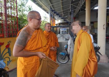 นครปฐม "เรืองชัย ไม่รอด" แอบเป็นพระจีน ช่วงกินเจชาวบ้านร้องหลวงพี่น้ำฝน ตามรวบส่งกินข้าวคุก 17 นครปฐม “เรืองชัย ไม่รอด” แอบเป็นพระจีน ช่วงกินเจชาวบ้านร้องหลวงพี่น้ำฝน ตามรวบส่งกินข้าวคุก