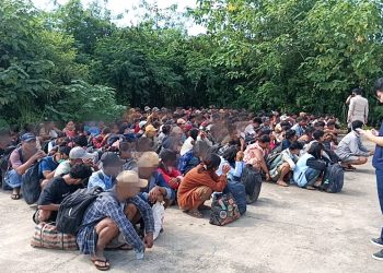 กาญจนบุรี – จับอีก 162 แรงงานเถื่อนซุกป่ารอรถมารับมุ่งหน้าทำงานในหลายจังหวักรวมถึงมาเลเซีย สุดท้ายโดนรวบ