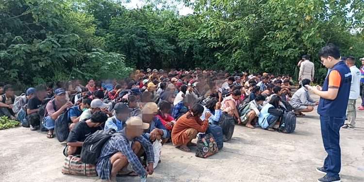 กาญจนบุรี – จับอีก 162 แรงงานเถื่อนซุกป่ารอรถมารับมุ่งหน้าทำงานในหลายจังหวักรวมถึงมาเลเซีย สุดท้ายโดนรวบ