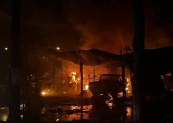 ไฟไหม้อู่ซ่อมรถยนต์ “ช่างรอด” วอดทั้งหลัง โชคดีไร้เจ็บ–เสียชีวิต หน่วยงานและชาวบ้านร่วมระดมช่วยเหลือ