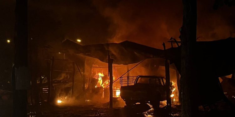 ไฟไหม้อู่ซ่อมรถยนต์ “ช่างรอด” วอดทั้งหลัง โชคดีไร้เจ็บ–เสียชีวิต หน่วยงานและชาวบ้านร่วมระดมช่วยเหลือ 12 ไฟไหม้อู่ซ่อมรถยนต์ “ช่างรอด” วอดทั้งหลัง โชคดีไร้เจ็บ–เสียชีวิต หน่วยงานและชาวบ้านร่วมระดมช่วยเหลือ