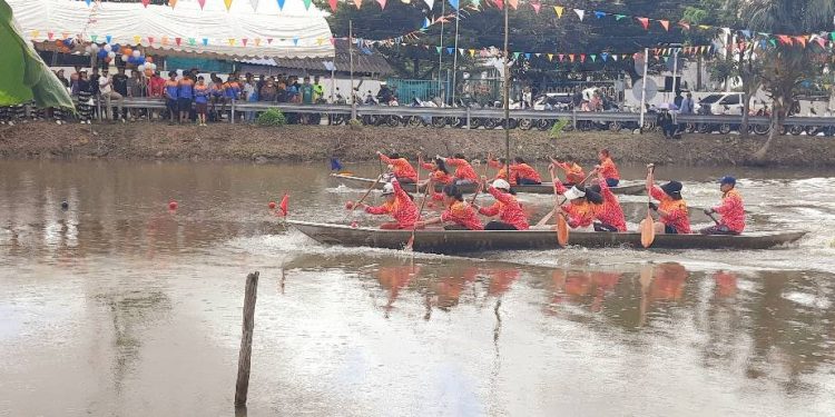 ปทุมธานี นายกเมืองท่าโขลงเปิดการแข่งขันเรือพายท้องถิ่นประจำปี 2568อย่างยิ่งใหญ่