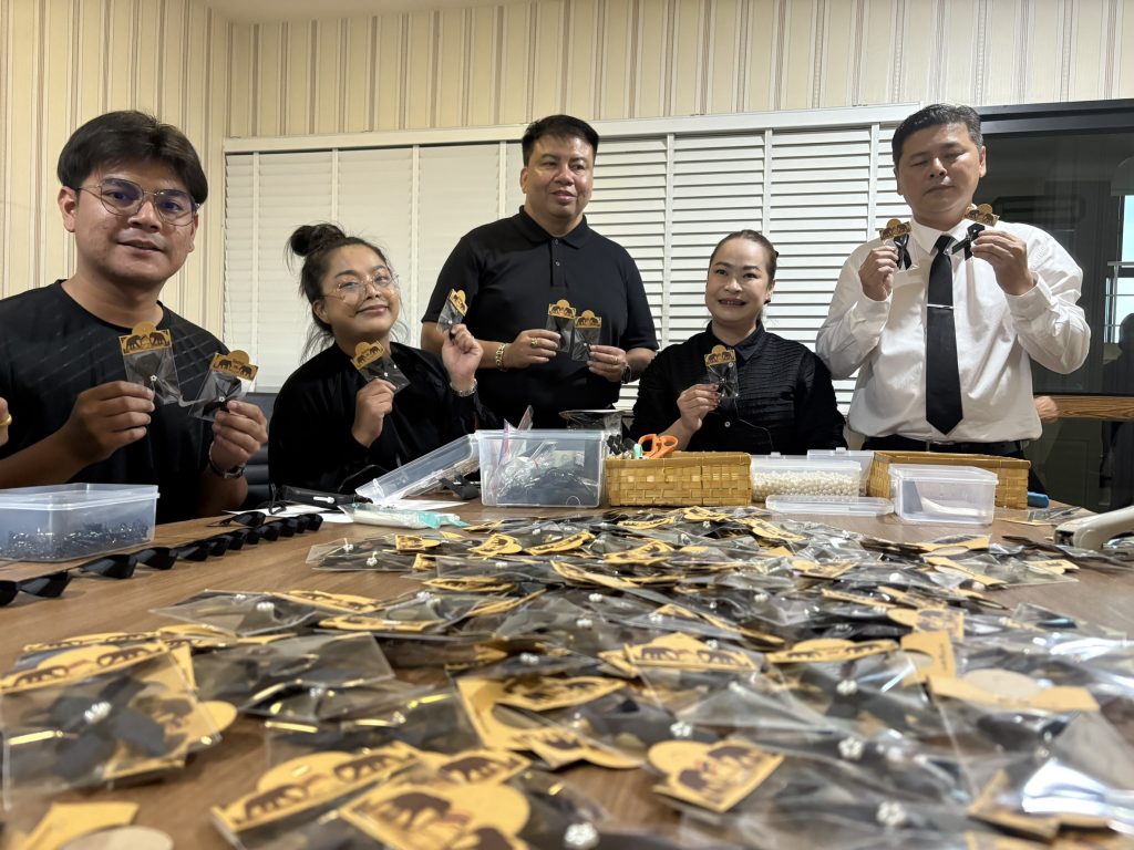 ปทุมธานี พสกนิกรร่วมช่วยกันจัดทำเข็มกลัดไว้ทุกข์ติดเสื้อแจก เพื่อแสดงความไว้อาลัยสมเด็จพระนางเจ้าสิริกิติ์ พระบรมราชินีนาถ พระบรมราชชนนีพันปีหลวง 13 Talknews Online